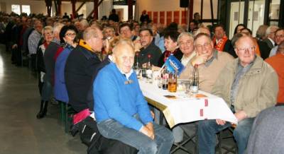 9924         Die pure Begeisterung lste Gerhard Amon  mit Gitarrenklngen und toller Stimme  aus in der Besenwirtschaft in Obertrkheim
