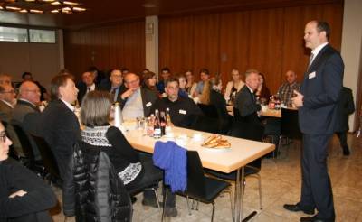  Der CDU-Politiker beim Gespräch mit den Auszubildenden in der Kantine der Firma Kipp: Mein Einsatz für eine gute Zukunft des ländlichen Raums. Im Dialog mit den Menschen meines Wahlkreises.