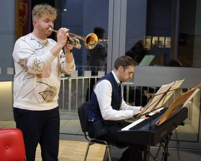 Joshua Beuter (Klavier) und Patrick Bronner (Trompete)