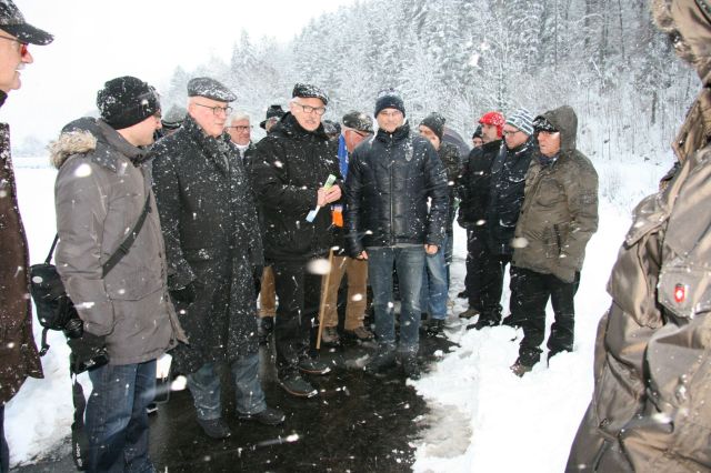  Im dichten Schneetreiben: Erluterungen der Hochwasserschutzmanahmen durch Ortsvorsteher Albert Beck.