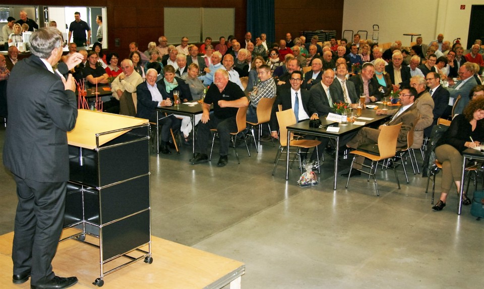  Vor vollem Haus: der bisherige Innenausschussvorsitzende Wolfgang Bosbach (CDU) bei seinem Vortrag im Backsteinbau in Sulz  ernste Themen, mit vielen Daten und Fakten, doch nicht ohne das eine oder andere aufmunternde, wohltuende Bonmot.