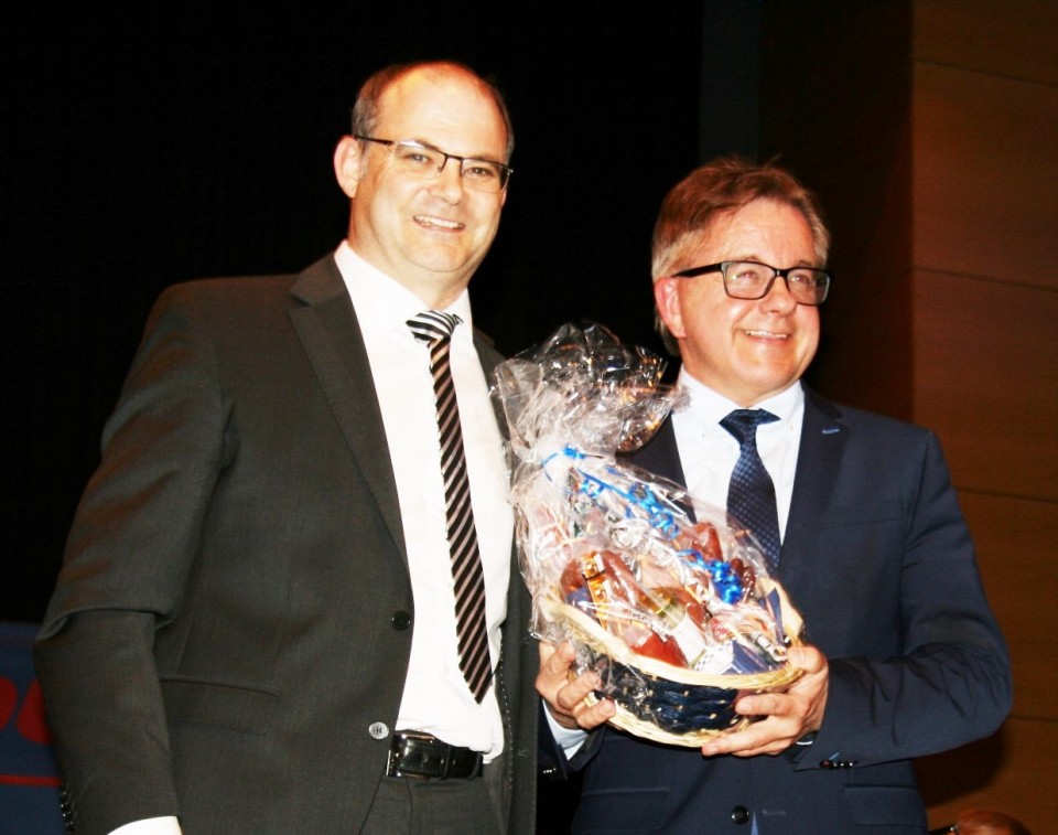 Ein Gastgeschenk: Guido Wolf freut sich ber das ihm von Stefan Teufel gereichte Vesper  damit er die kommenden Wochen gut bersteht