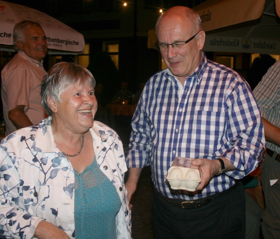 Oft gibts auch lustige, menschlich nette Szenen whrend der Sommertour: so jedes Jahr wenn Volker Kauder beim Marktplatzgesprch in Sulz die Eierfrau trifft.