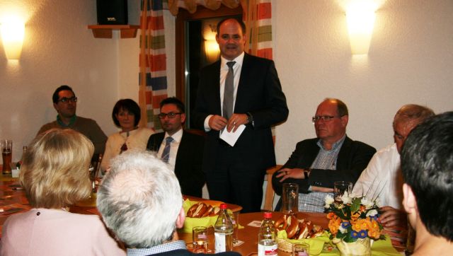 Gesprch mit Jugendlichen und mit rzten: Stefan Teufel will wissen, wo den Menschen der Schuh drckt, denn gute Politik entsteht im Dialog.
